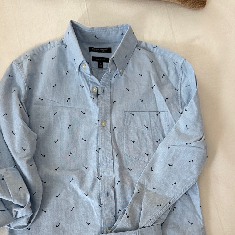 Banana Republic Men's Light Blue Patterned Button-Down Shirt